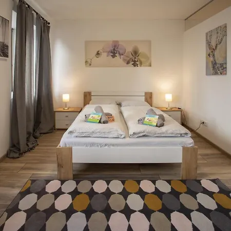 Modern Old Town Apartment *